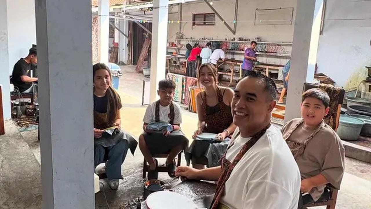 Model Sandal Jepit Nia Ramadhani dan Keluarga saat Liburan ke Yogyakarta