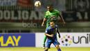Pemain Persib Bandung, Atep (bawah) berduel dengan pemain PS TNI pada lanjutan Liga 1 2017 di Stadion Pakansari, Bogor, Sabtu (22/4/2017). PS TNI bermain imbang 2-2. (Bola.com/Nicklas Hanoatubun)