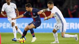 Gelandang Paris Saint-Germain, Juan Bernat, berusaha melewati pemain Strasbourg pada laga liga Prancis di Stadion Parc des Princes, Paris, Minggu (7/4). Kedua tim bermain imbang 2-2. (AP/Francois Mori)