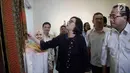 Menkeu Sri Mulyani bersama dengan Menhub Budi Karya melihat kerajinan kain dalam pameran barang yang di lelang di Galeri Nasional, Jakarta, Rabu (28/2). (Liputan6.com/Angga Yuniar)