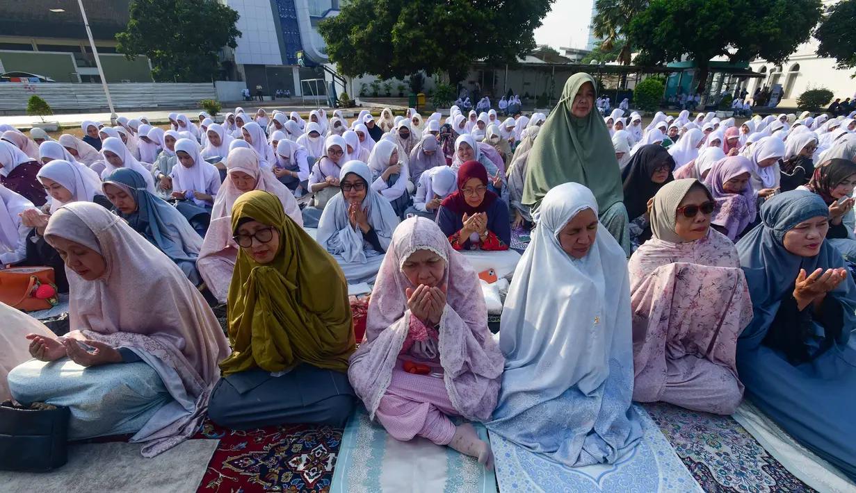 Umat Islam berdoa setelah melaksanakan Shalat Istisqa di halaman Mesjid Al Azhar, Jakarta, Selasa, 1 September 2026. (KLY/ Arie Basuki).