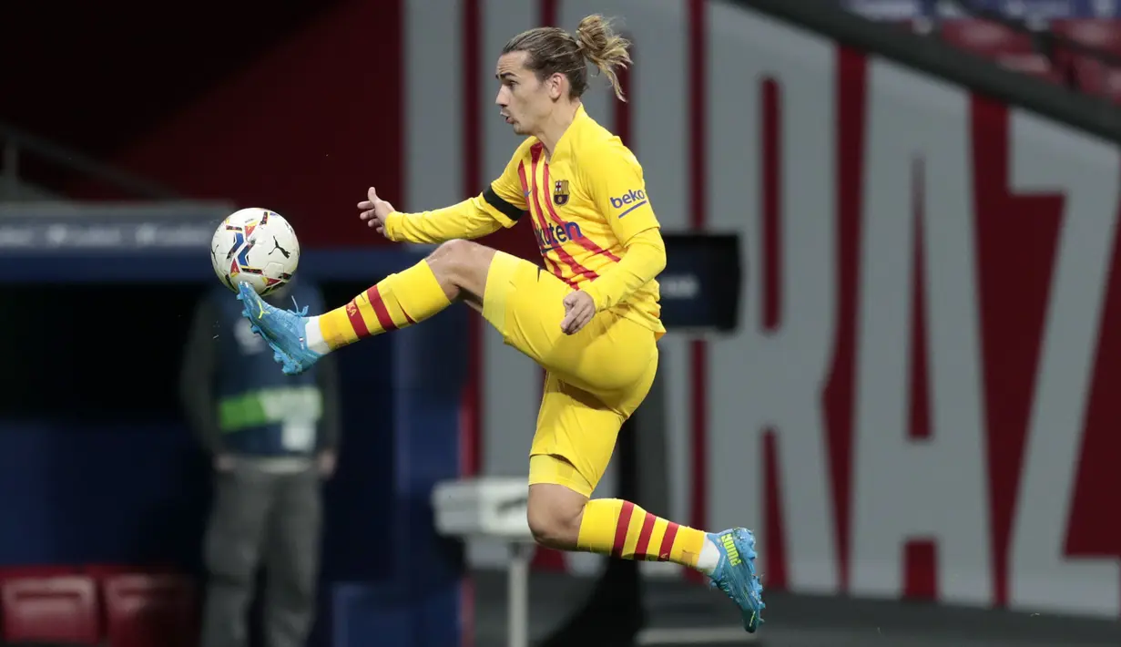 Penyerang Barcelona, Antoine Griezmann mengontrol bola saat bertanding melawan Atletico Madrid pada pertandingan lanjutan La Liga Spanyol di stadion Wanda Metropolitano di Madrid, Spanyol, Sabtu (21/11/2020). Atletico menang tipis atas Barcelona 1-0. (AP Photo/Bernat Armangue)