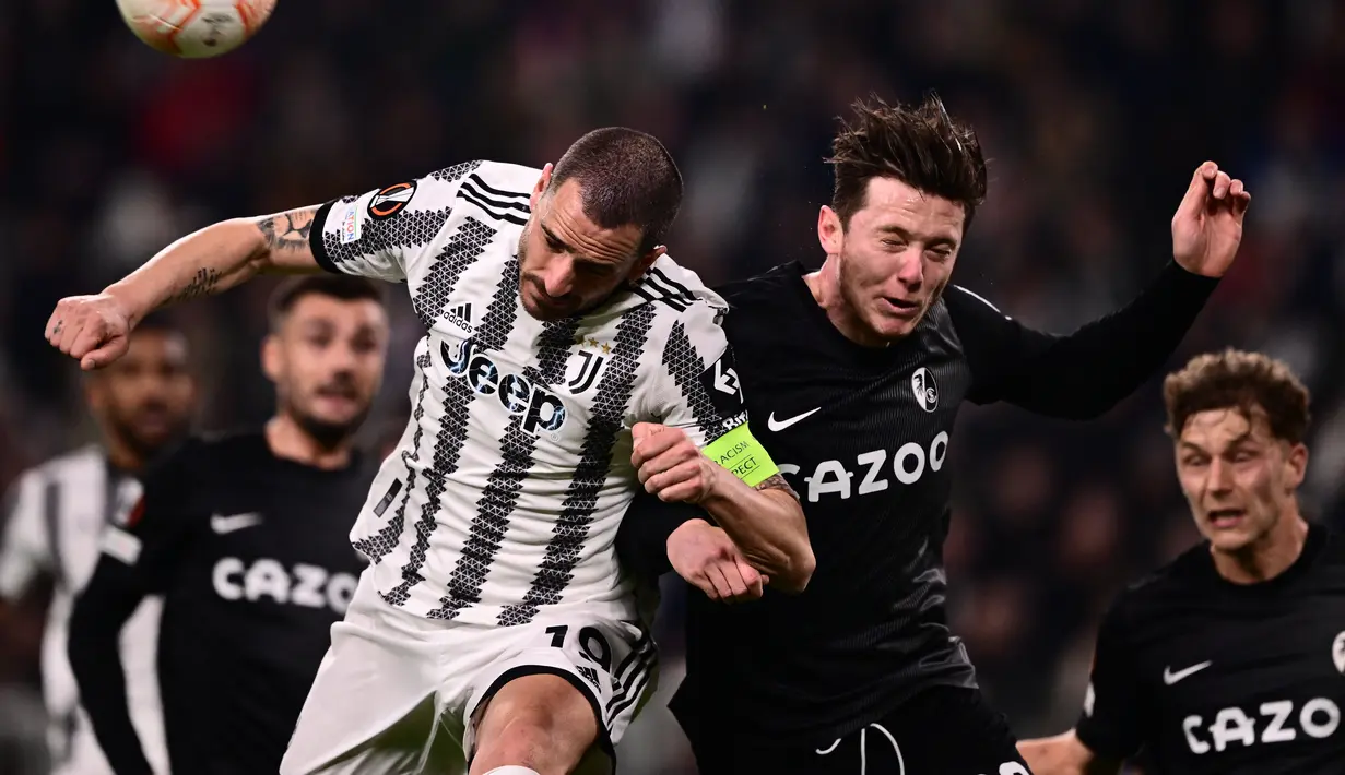 Pemain belakang Juventus, Leonardo Bonucci (Kiri) dan penyerang Freiburg, Michael Gregoritsch melakukan sundulan dalam laga leg pertama babak 16 besar Liga Europa 2022-2023 di Allianz Stadium, Jumat (10/3/2023) dini hari WIB. Beruntung Juve bisa mencuri satu gol lewat sundulan Angel Di Maria di babak kedua (53'). (Photo by Marco BERTORELLO / AFP)