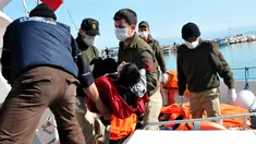 Petugas penyelamat saat menggotong mayat imigran di distrik Altinoluk, Balikesir, Turki, (8/2). Mayat imigran ini ditemukan sedang tenggelam saat mencoba menyeberang dari Turki ke Yunani. (STR / AFP)
