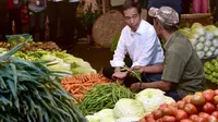 Presiden Joko Widodo berbincang dengan pedagang ketika memantau kebutuhan bahan pokok di Pasar Bogor, Jalan Roda, Kota Bogor, Selasa (30/10). Jokowi ingin memastikan langsung harga bahan kebutuhan pokok di pasar. (Liputan6.com/HO/Biro Pers Setpres)