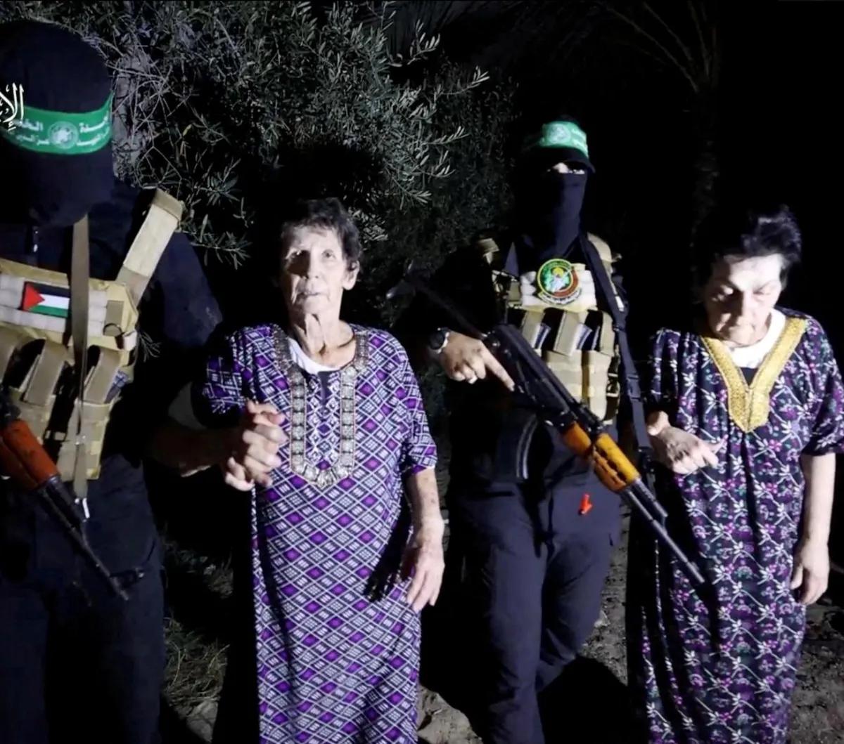 Hamas membebaskan dua sandera wanita warga Israel bernama Yocheved Lifshitz (85 tahun), dan Nurit Cooper (79 tahun).<br>Dua lansia tersebut tampak dikawal militan Hamas sebelum diserahkan kepada Palang Merah di lokasi yang tidak diketahui, Senin (23/10/20