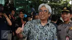 Sosiolog Imam Prasodjo mengacungkan jempol sambil meninggalkan gedung KPK usai melakukan pertemuan dengan pimpinan KPK, Jakarta, Senin (30/1). Imam Prasodjo diminta KPK menjadi panitia seleksi pemilihan penasihat KPK (Liputan6.com/Helmi Fithriansyah)