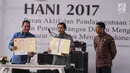 Kepala BNN, Komjen Pol Budi Waseso (kiri) dan Dirut Bank BRI Suprajarto disaksikan Menko Polhukam Wiranto menunjukkan dokumen usai menandatangani MoU antara bank BRI dan BNN dalam peringatan HANI, Jakarta, Kamis (13/7). (Liputan6.com/Faizal Fanani)