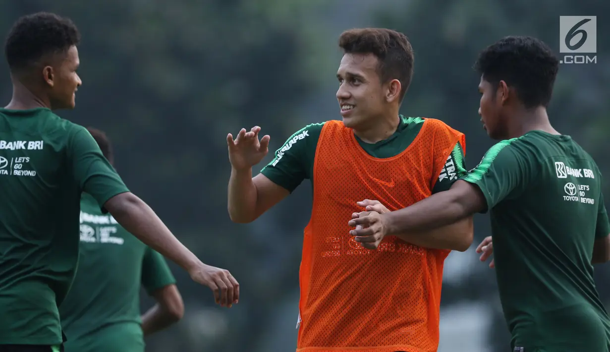 Pemain Timnas Indonesia U-19, Egy Maulana Vikri (tengah) saat latihan jelang laga perdana Grup A Piala AFC U-19 di Lapangan A Kompleks GBK, Jakarta, Rabu (17/10). Indonesia akan melawan Chinese Taipei, Kamis (18/10). (Liputan6.com/Helmi Fithriansyah)