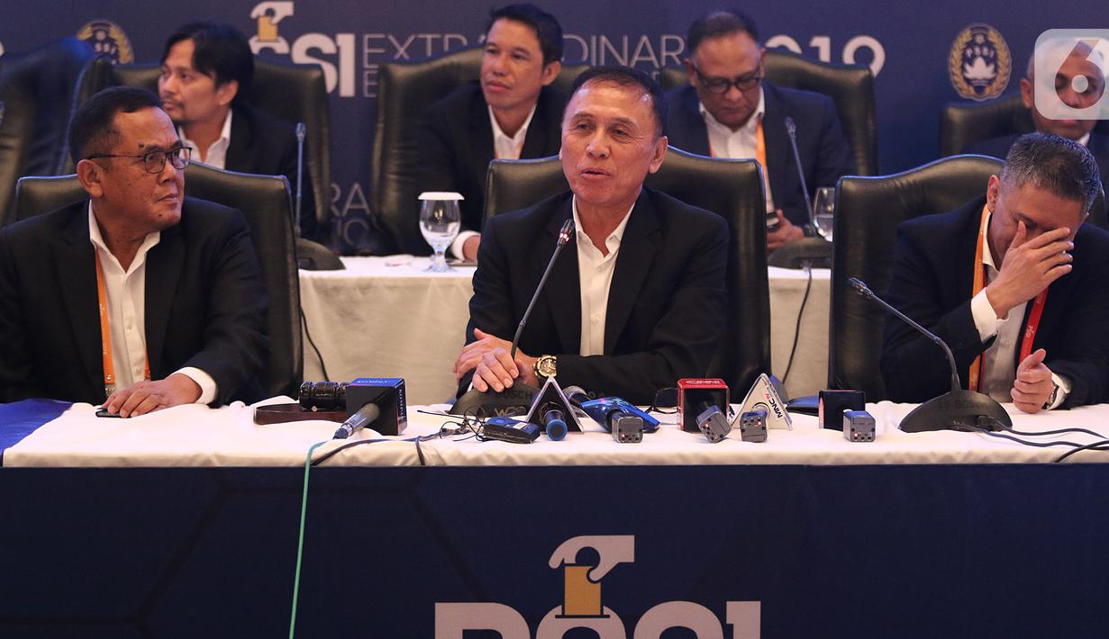 Ketua Umum PSSI terpilih Mochamad Iriawan menyampaikan konferensi pers usai Kongres Luar Biasa (KLB) PSSI di Jakarta, Sabtu (2/11/2019). Pria yang akrab disapa Iwan Bule itu terpilih menjadi ketua umum PSSI untuk periode 2019-2023 usai meraih 82 dari jumlah voters 85. (Liputan6.com/Herman Zakharia)