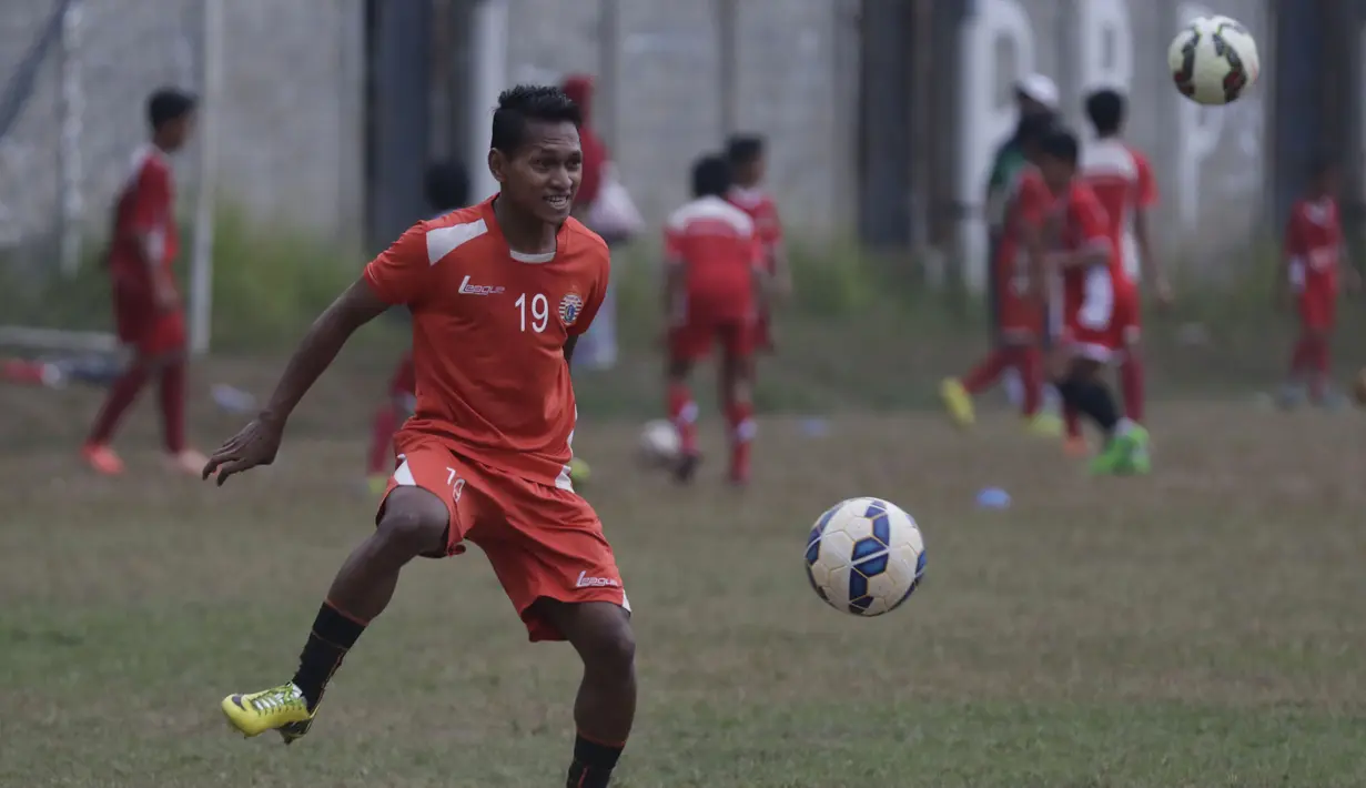 Pemain anyar Persija, Rafid Lestaluhu menerima umpan saat latihan perdana jelang Piala Jenderal Sudirman di Lapangan National Youth Training Center, Sawangan, Depok, Jumat (30/10/2015). (Bola.com/Vitalis Yogi Trisna)