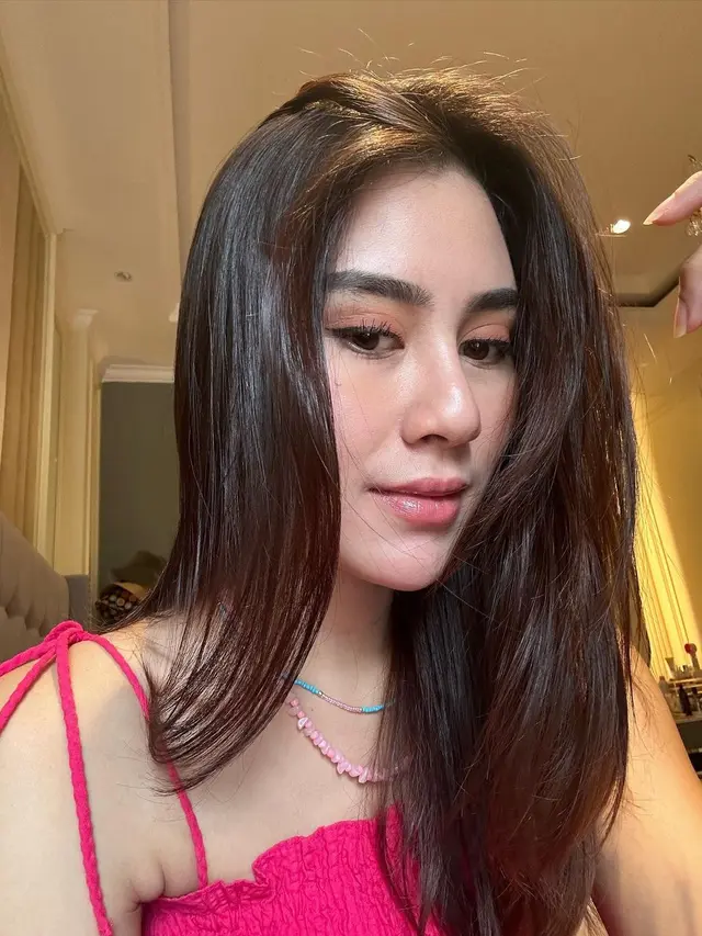 7 Potret Syahnaz Sadiqah yang Disebut Tampil Beda, Netizen: Oplas ya?