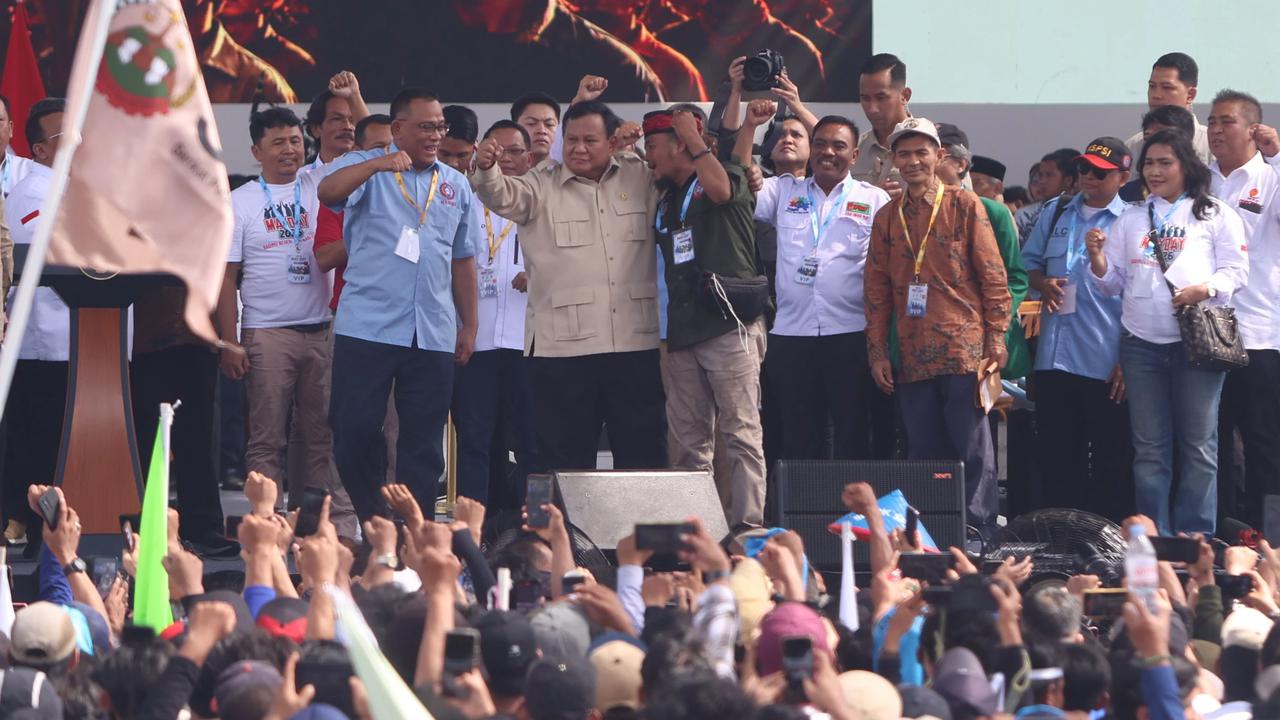 FOTO: Aksi Prabowo Lepas Baju  dan Membagikannya di Hadapan Buruh pada May Day 2026 di Monas
