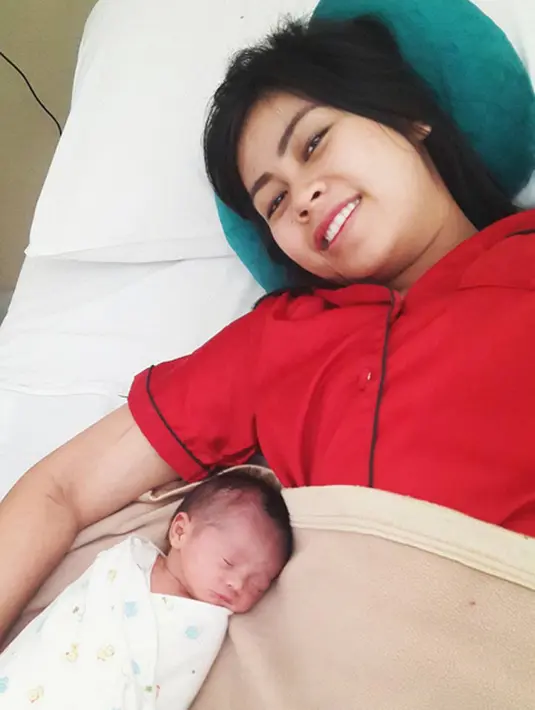 "MARCO lebih memilih & lebih bahagia ada di tengah2 Baba & Bubunya sebagai keluarga utuh yg tak terpisahkan. MARCO tidak butuh pihak lain yg mau COBA2 menggantikan posisi Babanya bahkan MENCERAIKAN dengan alasan2 yg tidak masuk akal..," tulis yamacarlos7