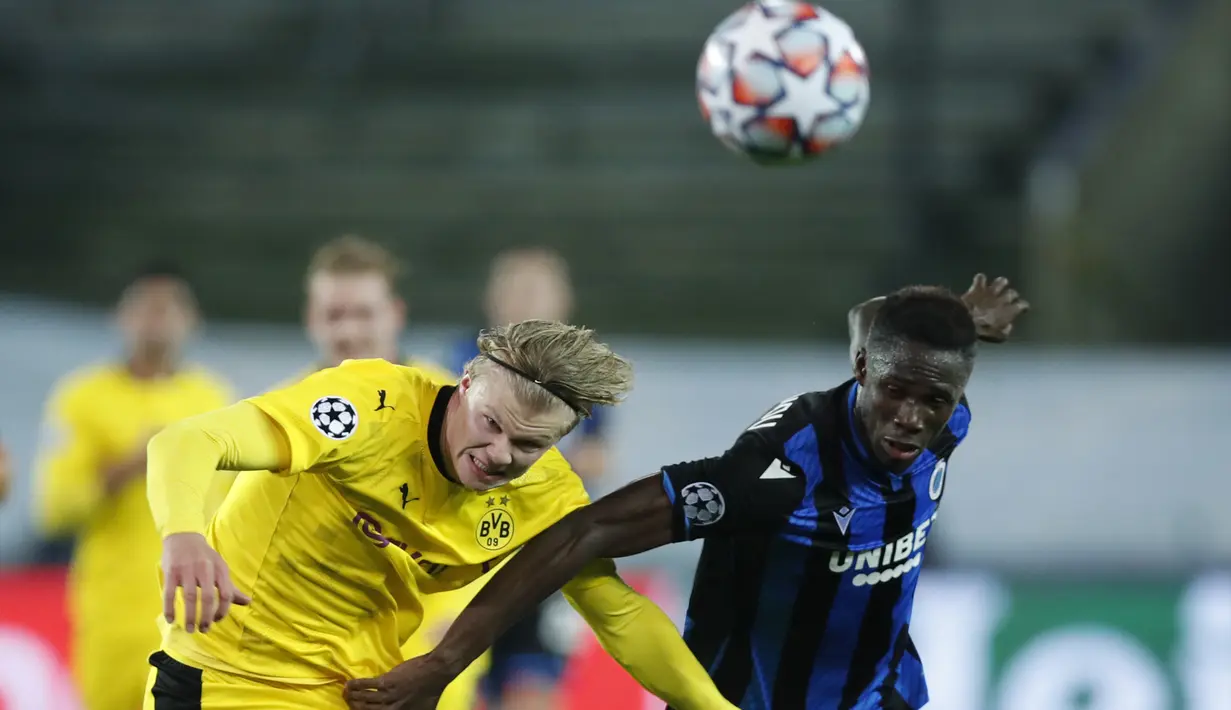 Penyerang Borussia Dortmund, Erling Haaland, berebut bola dengan bek Club Brugge, Odilon Kossounou, pada laga lanjutan Liga Champions di Jan Breydel Stadion, Kamis (5/11/2020) dini hari WIB. Borussia Dortmund menang 3-0 atas Club Brugge. (AP Photo/ Francisco Seco)