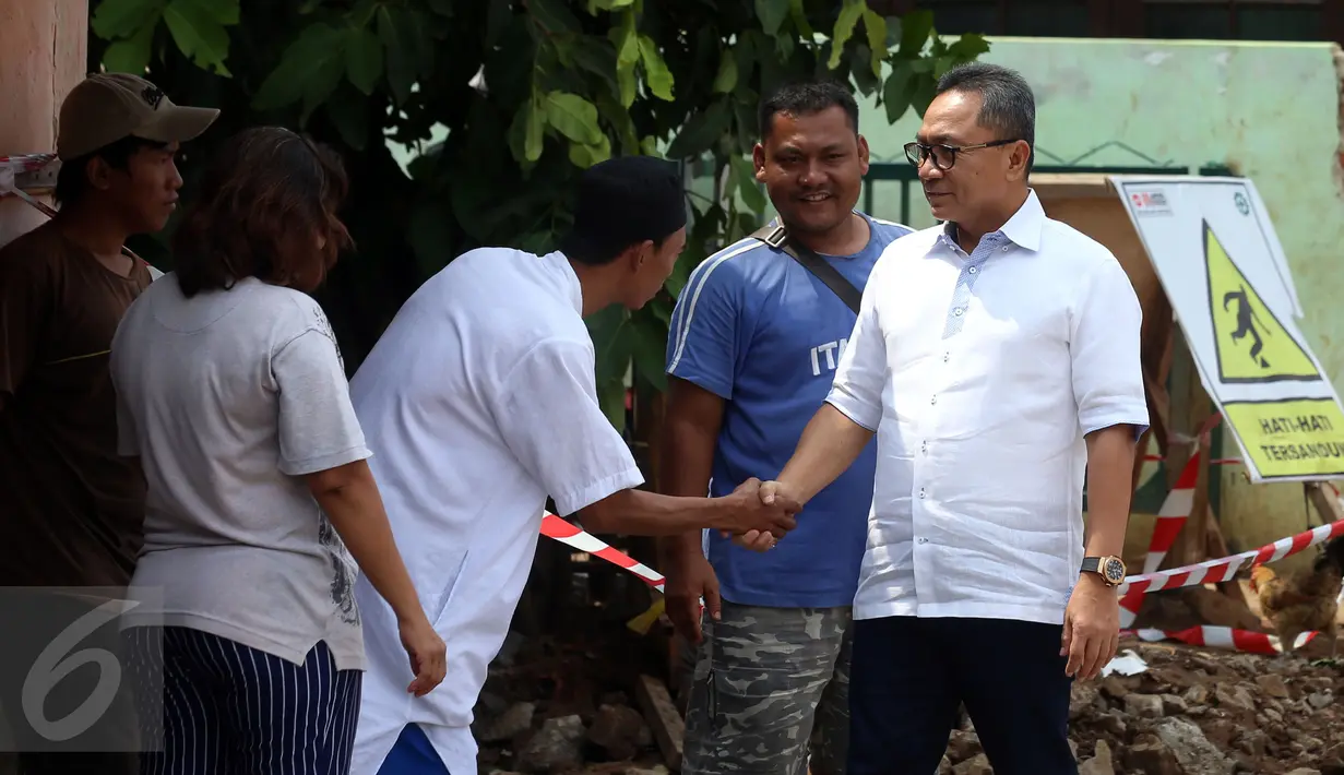 Ketua MPR Zulkifli Hasan menyapa warga di lokasi normalisasi Bukit Duri, Manggarai, Jakarta, Jumat (10/3). Dalam kunjungannya Ketua MPR berdialog dan mendengarkan aspirasi korban penggusuran normalisasi sungai di Bukit Duri. (Liputan6.com/Johan Tallo)