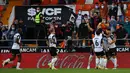 Para pemain Valencia melakukan selebrasi setelah bek Atletico Madrid Stefan Savic mencetak gol bunuh diri pada pertandingan lanjutan La Liga Spanyol di stadion Mestalla di Valencia (8/11/2021). Valencia bermain imbang atas Atletico Madrid 3-3. (AFP/Jose Jordan)