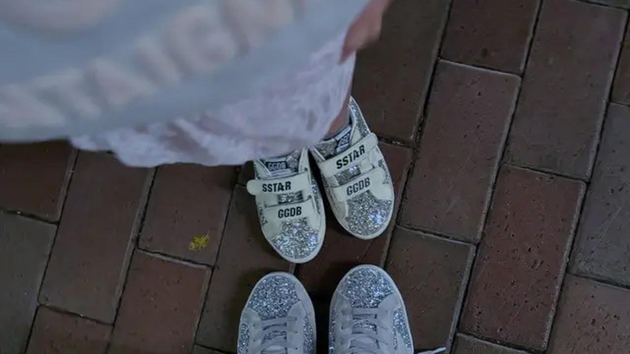 6 Gaya Kembar Shandy Aulia dan Claire Saat Quality Time di Disneyland, Kenakan Outfit Feminin Kasual Serba Dior
