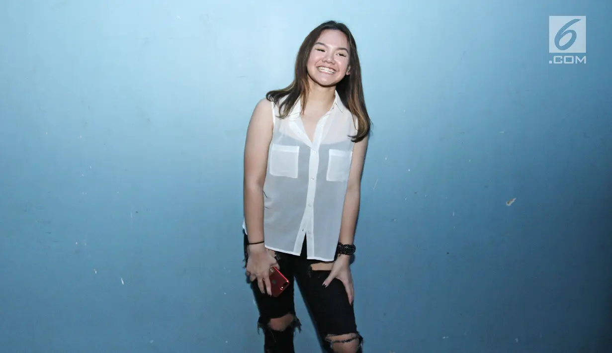 Shafa Harris berpose untuk difoto usai mengisi acara di kawasan Kapt. Tendean, Jakarta, Senin (20/11). Dalam video tersebut, terlihat Shafa mendorong artis Jennifer Dunn yang diduga berselingkuh dengan ayahnya Faisal Harris. (Liputan6.com/Herman Zakharia)