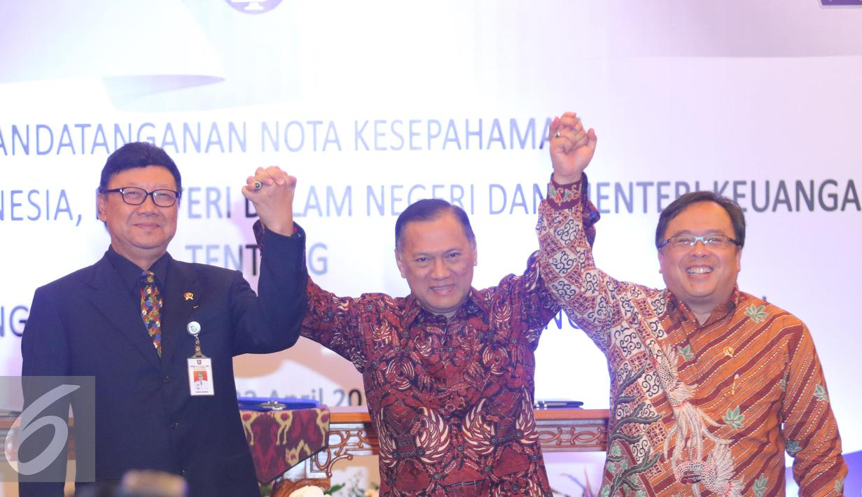 Mendagri Tjahjo Kumolo, Gubernur BI Agus Martowadjojo, Menkeu Bambang Brodjonegoro mengangkat tangan bersama usai penandatanganan MoU tentang koordinasi pengembangan ekonomi dan keuangan daerah, Jakarta, Jumat (21/4). (Liputan6.com/Angga Yuniar)