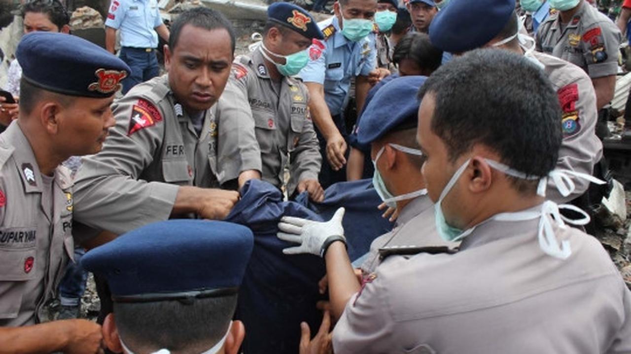 Proses evakuasi korban Hercules A-1310 yang jatuh di Medan
