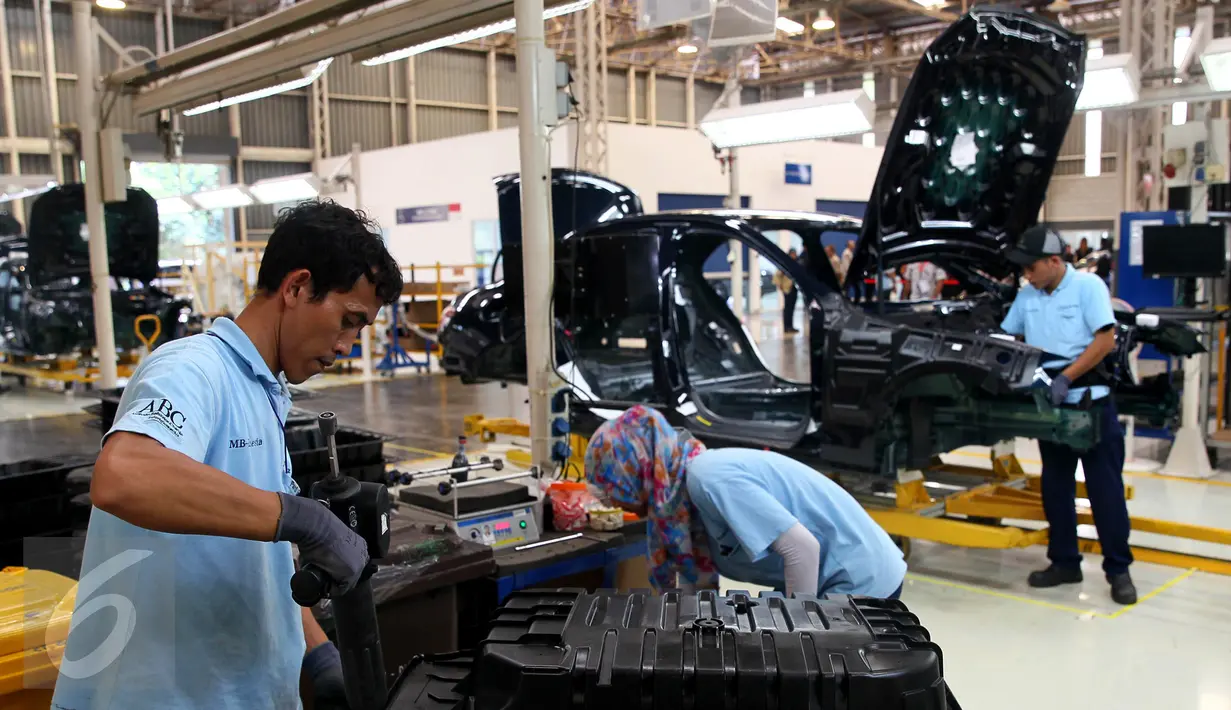 Pekerja merakit bagian mobil Mercedes-Benz di fasilitas perakitan Mercedes-Benz, Bogor, Selasa (24/1). Menperin mengapresiasi inovasi yang keluar dari pabrik Mercedes ini, karena ini akan memberikan manfaat atas perekonomian di Indonesia. (Liputan6.com)