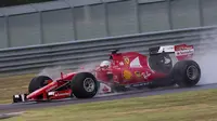 Pebalap Ferrari, Sebastian Vettel, mengalami kecelakaan saat menjalani tes ban basah Pirelli 2017 di Fiorano, Italia, Kamis (9/2/2017). (Motorsport)