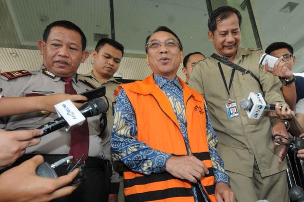 Keluar dari KPK, Jero Wacik tebar senyuman usai diperiksa