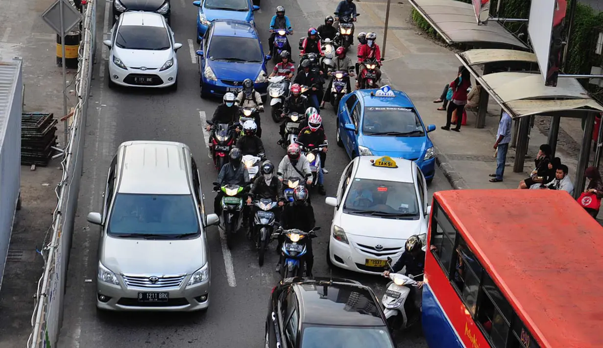 Sejumlah pengendara motor berusaha memanfaatkan celah agar lolos dari kemacetan yang terjadi di kawasan Bundaran HI, Jakarta, (25/7/2014). (Liputan6.com/Faizal Fanani) 