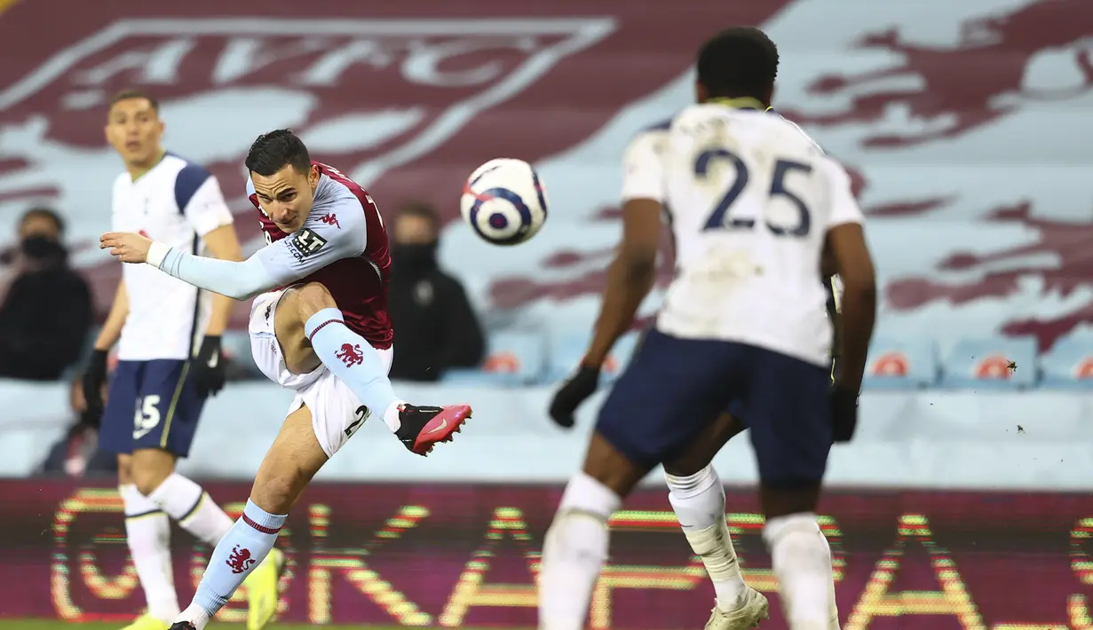 Striker Aston Villa, Anwar El Ghazi (tengah) melepaskan tendangan ke gawang Tottenham Hotspur dalam laga lanjutan Liga Inggris 2020/2021 pekan ke-29 di Villa Park, Minggu (21/3/2021). Aston Villa kalah 0-2 dari Tottenham. (AP/Michael Steele/Pool)