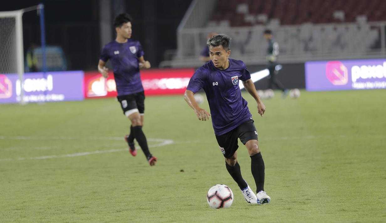 Pemain Thailand, Chanathip Songkrasin, saat latihan jelang laga kualifikasi Piala Dunia 2022 di SUGBK, Jakarta, Senin (9/9). Thailand akan berhadapan dengan Indonesia. (Bola.com/M Iqbal Ichsan)