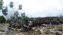 Warga mencari sisa harta benda usai tsunami menerjang Kampung Sumur, Ujung Kulon, Banten, Selasa (24/12). Situasi Kampung Sumur gelap gulita karena listrik mati saat tsunami menerjang. (Merdeka.com/Arie Basuki)