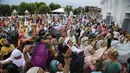 Muslim Kashmir memanjatkan doa saat imam (tak terlihat) menampilkan relik yang diyakini sehelai janggut Nabi Muhammad untuk memperingati Hari Martir Khalifah Umar bin Khattab di Masjid Hazratbal, Srinagar, Kashmir, India, Sabtu (7/8/2021). (AP Photo/Channi Anand)