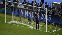 Gerrard Pique menggunting jala gawang (AFP PHOTO / ODD ANDERSE)