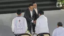 Capres-Cawapres nomor urut 1 Anies Baswedan (kedua kiri) dan Muhaimin Iskandar menyalami Capres-Cawapres nomor urut 2 Prabowo Subianto (kiri) dan Gibran Rakabuming Raka usai menyampaikan paparan Penguatan Anti Korupsi untuk Penyelenggara Negara Berintegritas (Paku Integritas) di Gedung Merah Putih KPK, Jakarta, Rabu (17/1/2024). (Liputan6.com/Angga Yuniar)