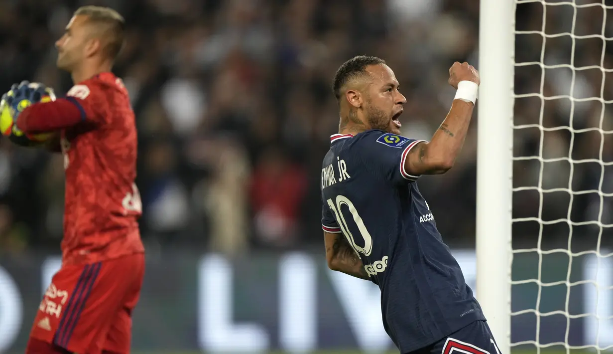 Penyerang Paris Saint-Germain (PSG) Neymar berselebrasi setelah mencetak gol ke gawang Olympique Lyon dalam laga pekan keenam Liga Prancis di Stadion Parc des Princes, Senin (20/9/2021) dini hari WIB. PSG menang dengan skor tipis 2-1. (AP Photo/Francois Mori)