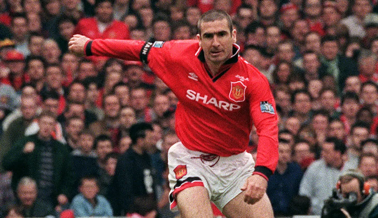 1. Eric Cantona (Manchester United) - Pemain asal Prancis ini bergabung dengan Manchester United pada akhir 1992. Eric Cantona menjadi salah satu pengguna nomor tujuh yang sukses di Manchester United dan menyumbangkan sembilan piala untuk The Red Devils. (AFP/Gerry Penny)