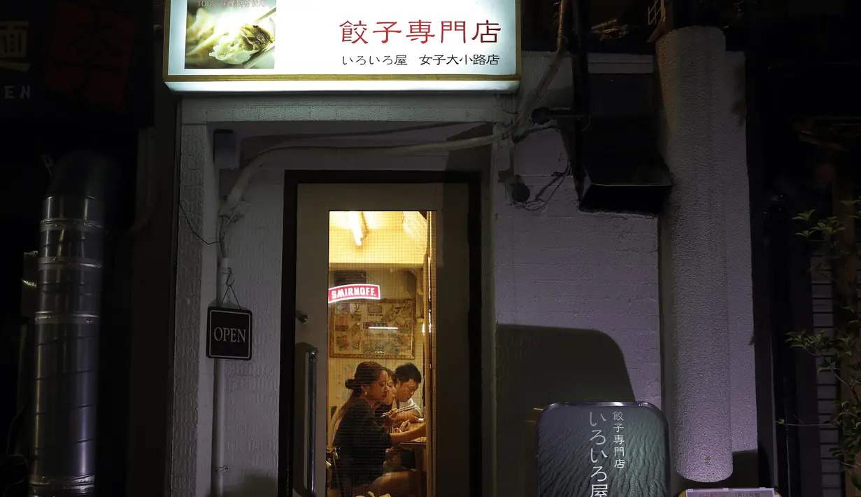 Orang-orang makan di restoran distrik sakae di Nagoya, Jepang (24/9/2019). Nagoya adalah ibu kota Prefektur Aichi, Jepang. Kota ini terletak di pesisir Samudra Pasifik di wilayah Chūbu, bagian tengah Pulau Honshu. (AP Photo/Christophe Ena)