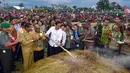 Presiden Joko Widodo dan Ibu Negara saat mengikuti ‎upacara Bakar Batu bersama masyarakat Pegunungan Tengah Papua di Stadion Mini Pendidikan, Distrik Wamena, Kabupaten Jayawijaya‎, Rabu (30/12). (Rumgapres)