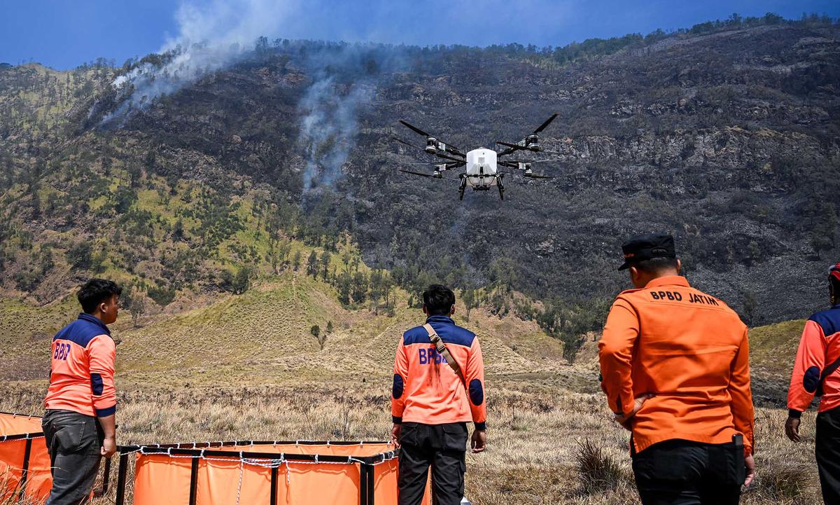 Pemadaman Terus Dilakukan Cegah Api Meluas di Gunung Bromo