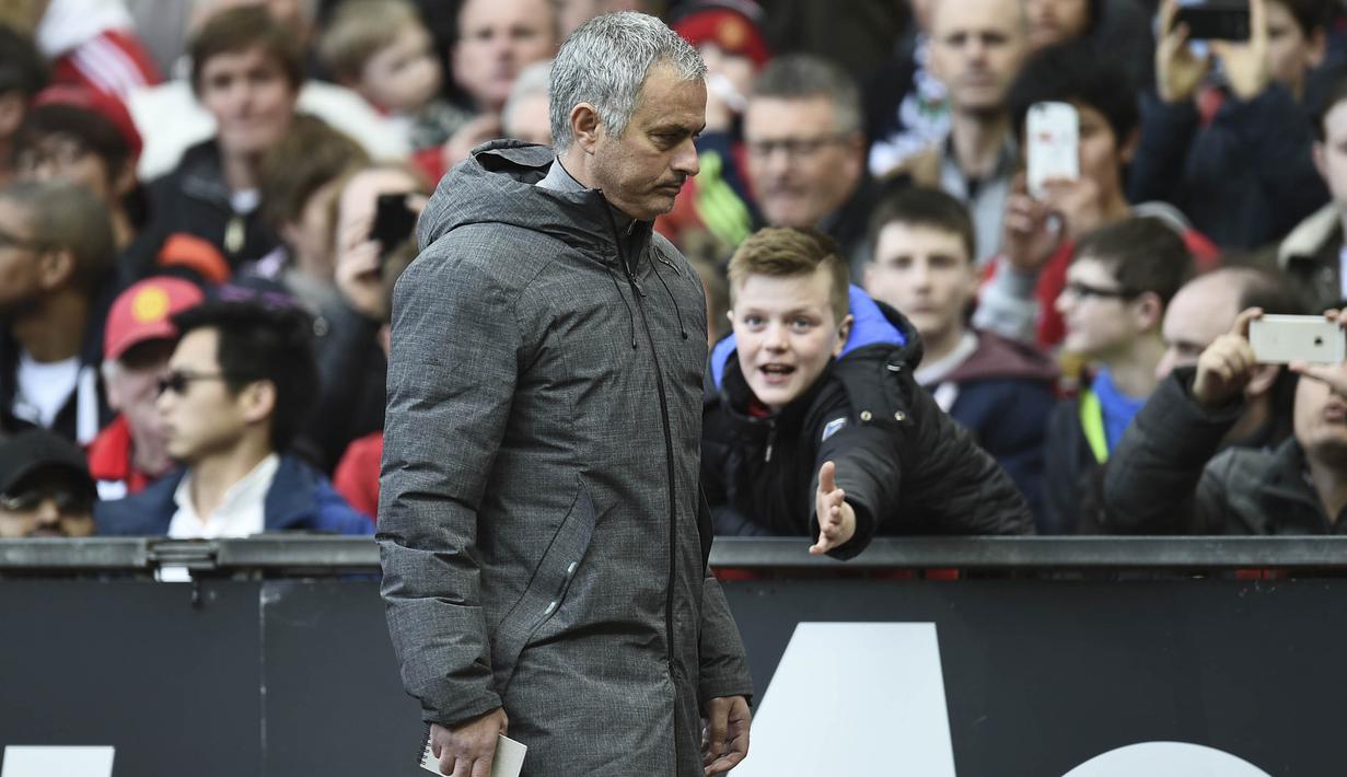 Pelatih Manchester United, Jose Mourinho, tampak kecewa usai pertandingan. Hasil tersebut membuat Manchester United tetap berada di urutan kelima klasemen liga Inggris dengan 53 poin dari 28 pertandingan. (AFP/ Oli Scarff)