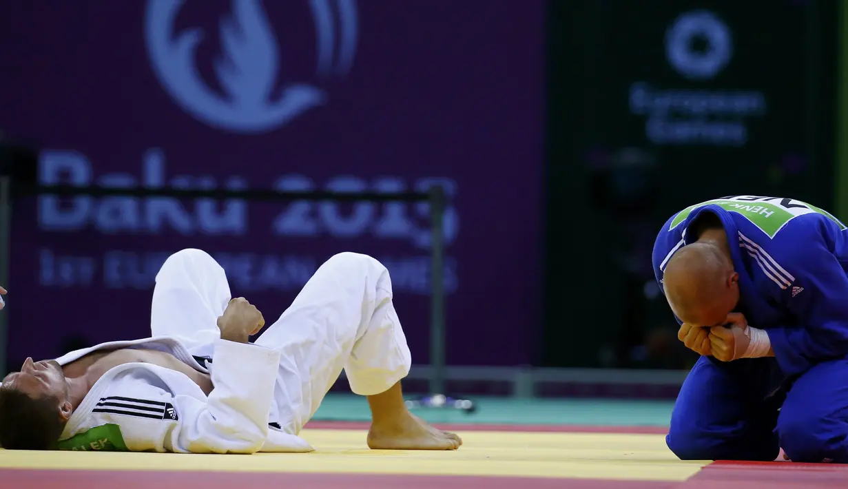 Ekspresi pejudo Belanda, Henk Grol (kanan), setelah mengalahkan Lukas Krpalek dari Republik Ceska di kelas 100 kg judo Pesta Olah Raga Eropa 2015 di Baku, Azerbaijan. (27/6). (REUTERS/Stoyan Nenov)