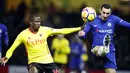 Pemain Watford Abdoulaye Doucoure berusaha mengambil bola dari pemain Chelsea Davide Zappacosta saat pertandingan Liga Inggris di stadion Vicarage Road, London (5/2). Pada pertandingan ini Watford menang 4-1 atas Chelsea. (AP Photo / Frank Augstein)