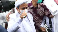 Rizieq Shihab saat tiba di Mapolda Metro Jaya, Jakarta, Sabtu (12/12/2020). Rizieq Shihab akan menjalani pemeriksan sebagai tersangka penghasutan dan kerumunan di tengah pandemi Covid-19. (Liputan6.com/Helmi Fithriansyah)
