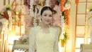 Melengkapi tampilannya dengan heels silver buckle. Serta membawa tas Chanel hitam seharga Rp117 jutaan. [@ayutingting92]
