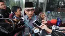 Awak media memberikan pertanyaan kepada Mantan Ketua Komisi II DPR Agun Gunandjar Sudarsa seusai menjalani pemeriksaan di gedung KPK, Jakarta, Senin (4/6). Agun diperiksa sebagai saksi  terkait dugaan aliran dana korupsi E-KTP. (Merdeka.com/Dwi Narwoko)