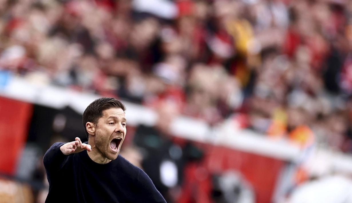 Xabi ditunjuk untuk mengisi kursi pelatih Bayer Leverkusen pada Oktober 2022 lalu ketika tim ini di peringkat kedua paling bawah. Ia memulai pekerjaannya dengan membawa skuad berjuluk Werkself tersebut finis keenam dan masuk ke Liga Europa pada musim perdananya. (AP Photo/DPA/Rolf Vennenbernd)