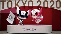 Patung Miraitowa (kiri) dan Someity, maskot resmi untuk Olimpiade dan Paralimpiade Tokyo 2020/2021, terlihat menandai 100 hari sebelum dimulainya Olimpiade Tokyo 2020 di gedung Pemerintah Metropolitan Tokyo, Rabu (14/4/2021). Olimpiade Tokyo akan dibuka pada 23 Juli 2021. (Eugene Hoshiko/POOL/AFP)