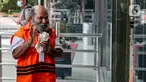 Tersangka Gubernur Papua nonaktif Lukas Enembe (tengah) tiba di Gedung Merah Putih KPK, Jakarta, Senin (10/4/2023). (Liputan6.com/Faizal Fanani)
