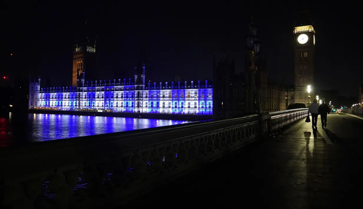 Istana Westminster menyala dengan warna bendera Israel untuk para korban dan sandera serangan Hamas, London, Inggris, Senin (9/10/2023). Hal itu dilakukan ketika jumlah korban tewas meningkat di tengah kekerasan yang sedang berlangsung di Israel dan Gaza, menyusul serangan militan Hamas pada hari Sabtu. (Lucy North/PA via AP)